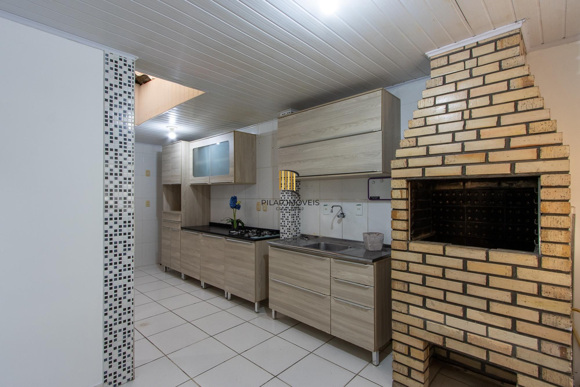 Casa de condomínio, 3 dormitórios, 1 suíte, 1 vaga coberta, no bairro Cristal.