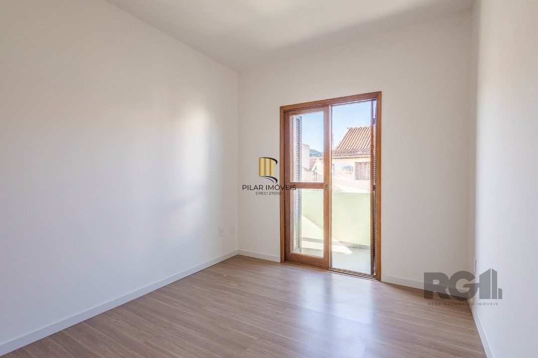 Casa 103m² - 3 dormitórios, 1 suíte, piscina, 2 vagas no bairro Hípica