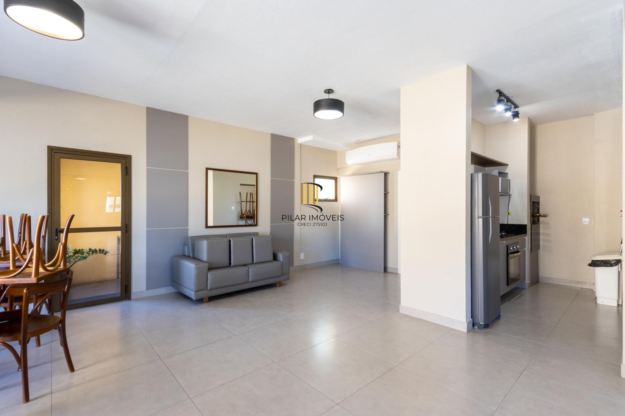 Cobertura de 3 dormitórios, 1 suíte e duas vagas de garagem no bairro Cristal.