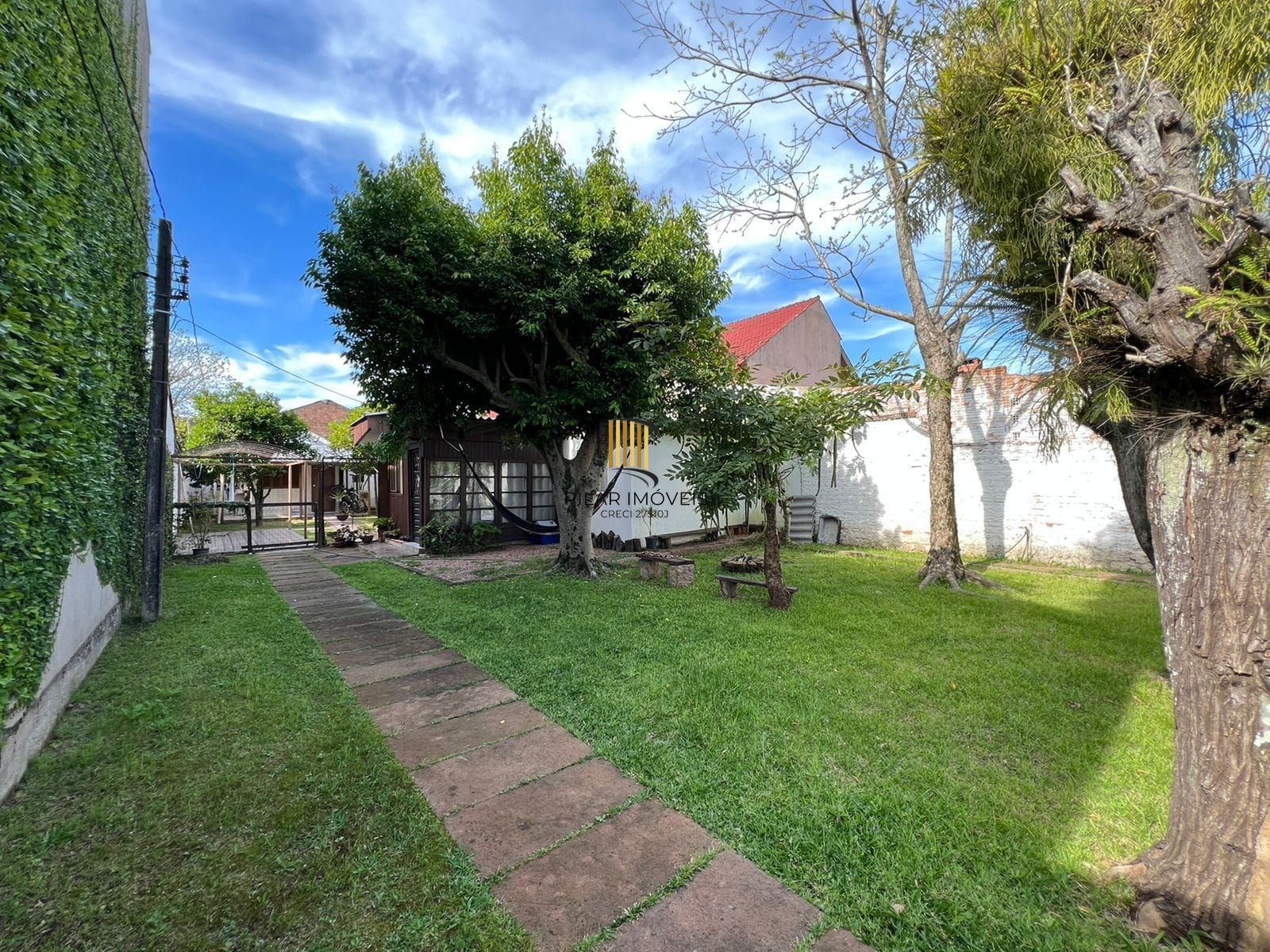 Terreno medindo 11 X 39,66 com 2 casas de alvenaria