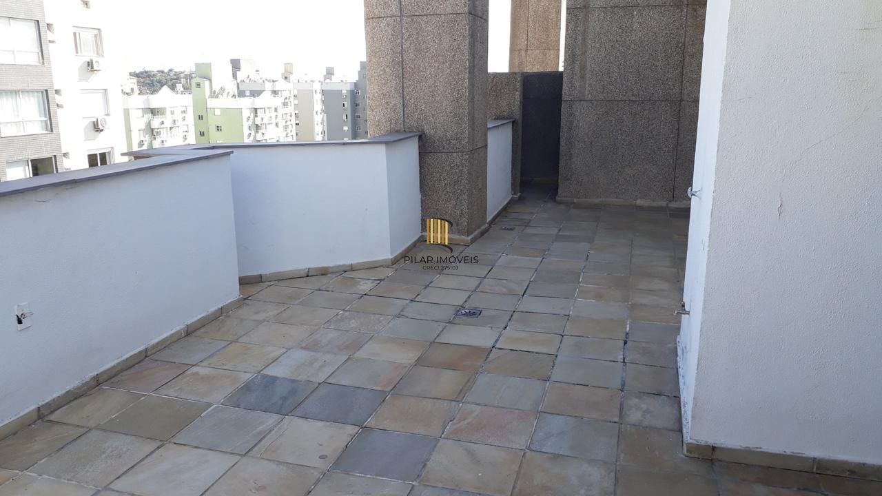 Cobertura com 137m², no Bairro Cristal, de 2 dormitórios, sento uma suíte, ampla sacada, churrasqueira, vista panorâmica, vaga coberta.