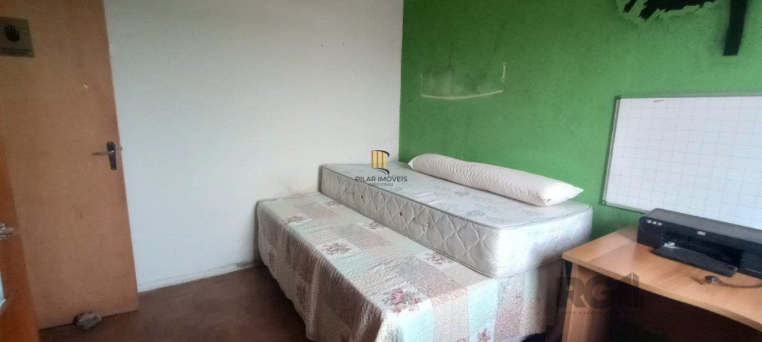 Casa de 3 dormitórios com piscina no Bairro Cristal.
