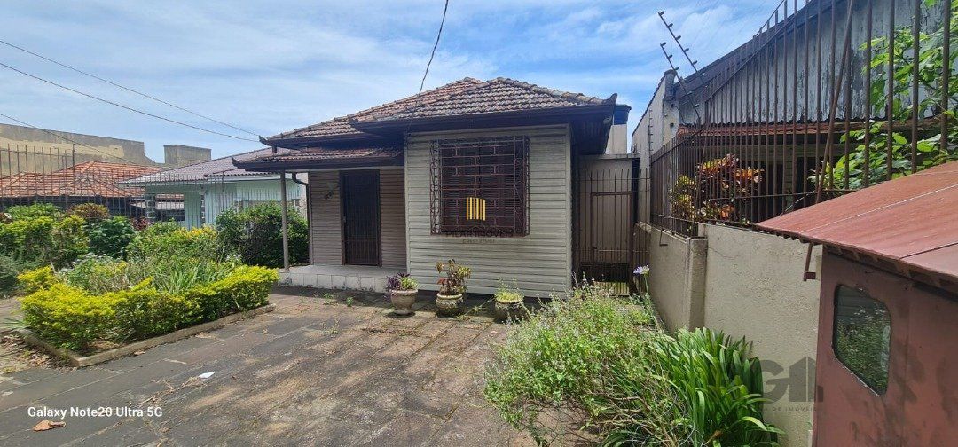 Casa com 2 dormitórios e 2 banheiros, área privativa de 100m²