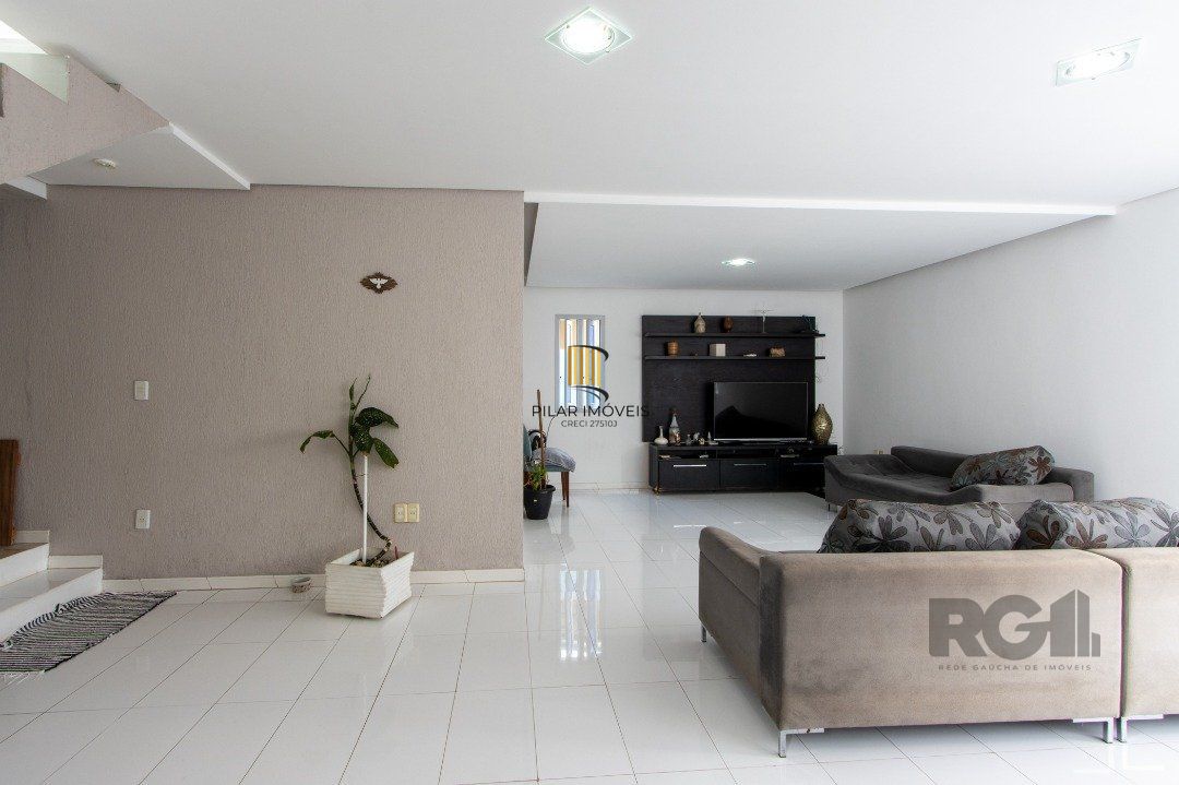 Casa, 5 dormitórios, sendo 1 suíte, 312m² privativos, 8 vagas - Bairro Vila Nova