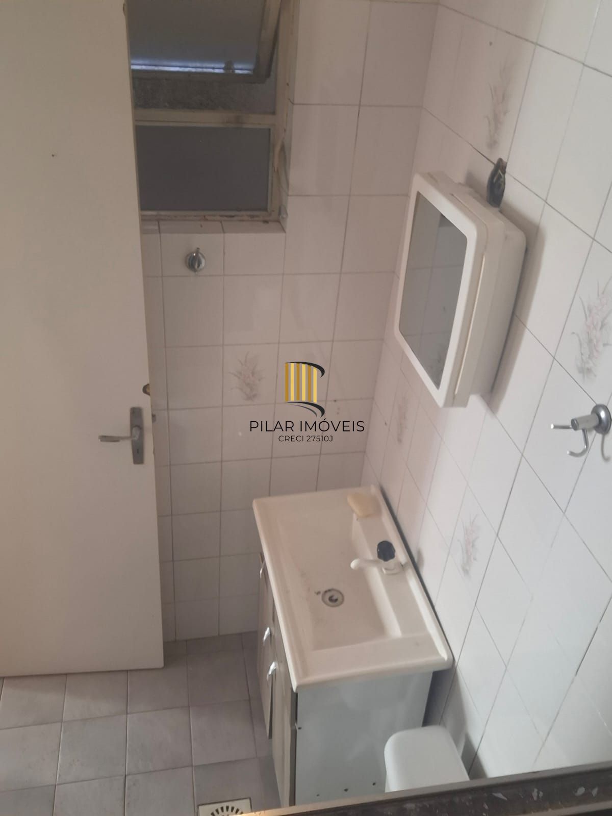 JK / Sala & Dormitório ( desocupado ) com ampla e boa cozinha