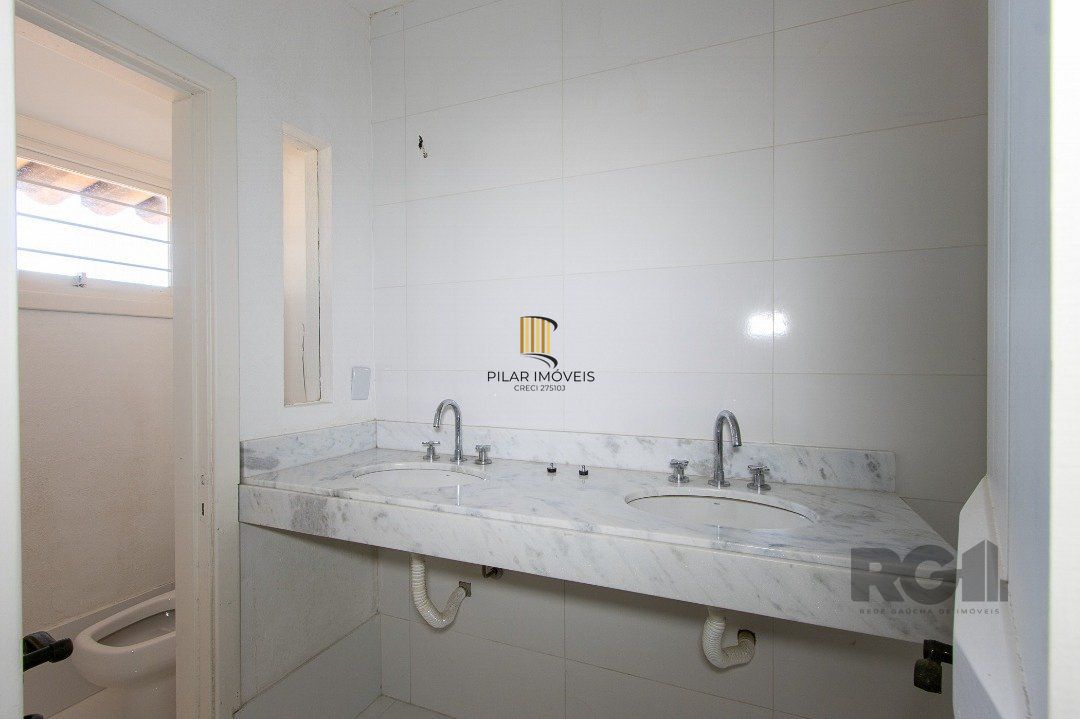 Casa Condomínio a Venda - 880m², 5 dormitórios, sendo 2 suítes, a master com lareira, 4 vagas - Cavalhada