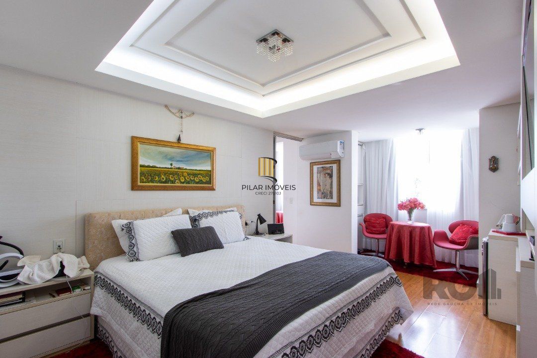 Casa em condominio . com 6 suites, sendo 3 suítes master com closet e hidro.