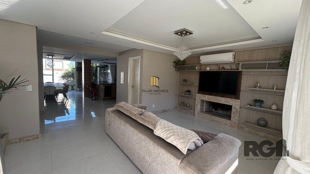 Casa em condomínio com 4 suítes, 4 vagas de garagem, pátio com piscina