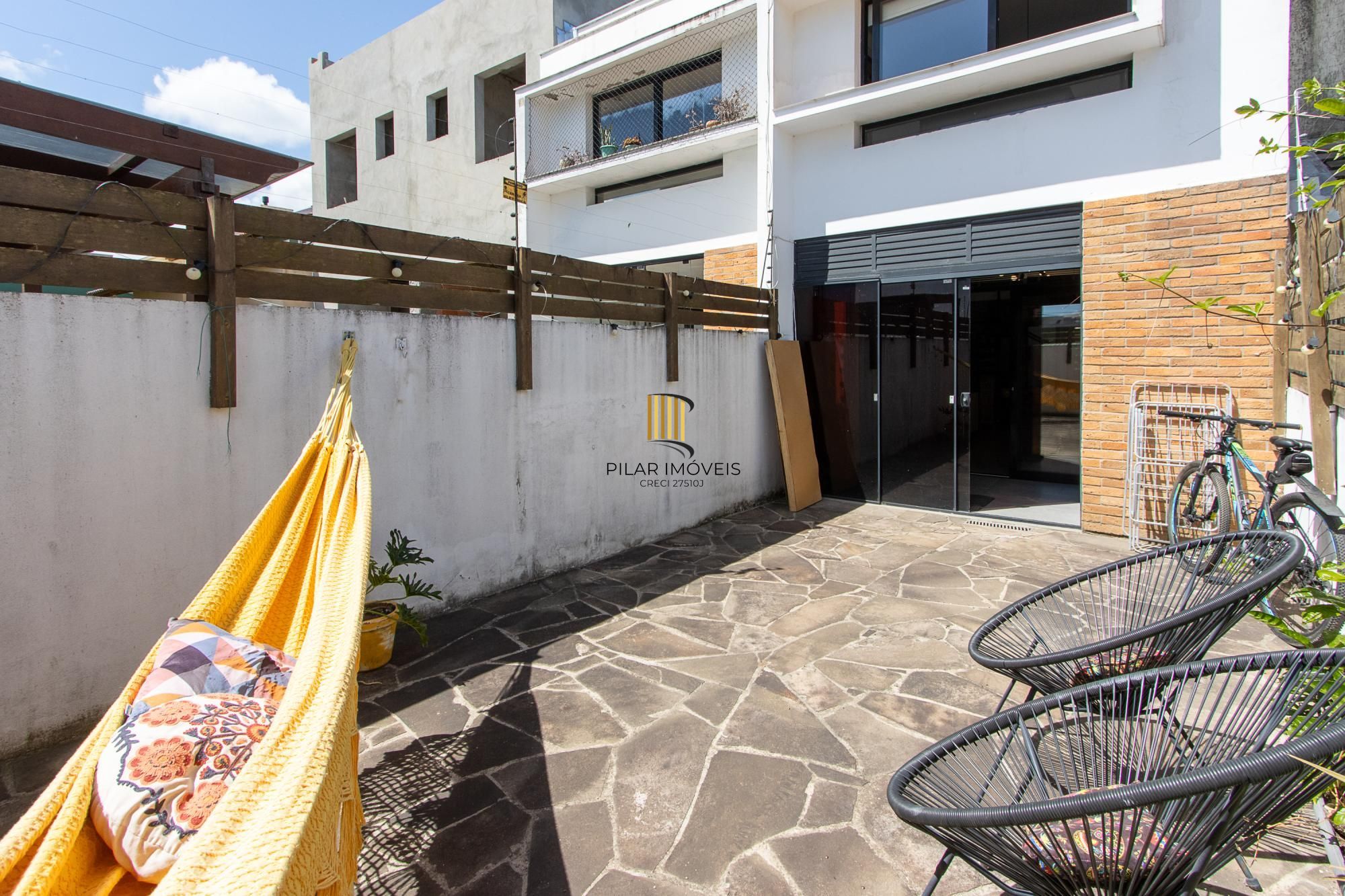 Casa 2 dormitórios no bairro Hípica