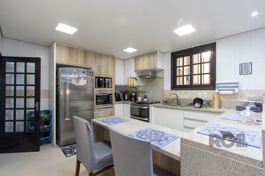 Casa 6 dormitórios no bairro Cristal
