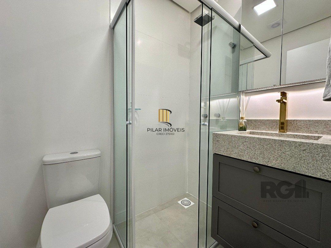 Com 03 suítes, lavabo, e totalmente mobiliado e decorado,
