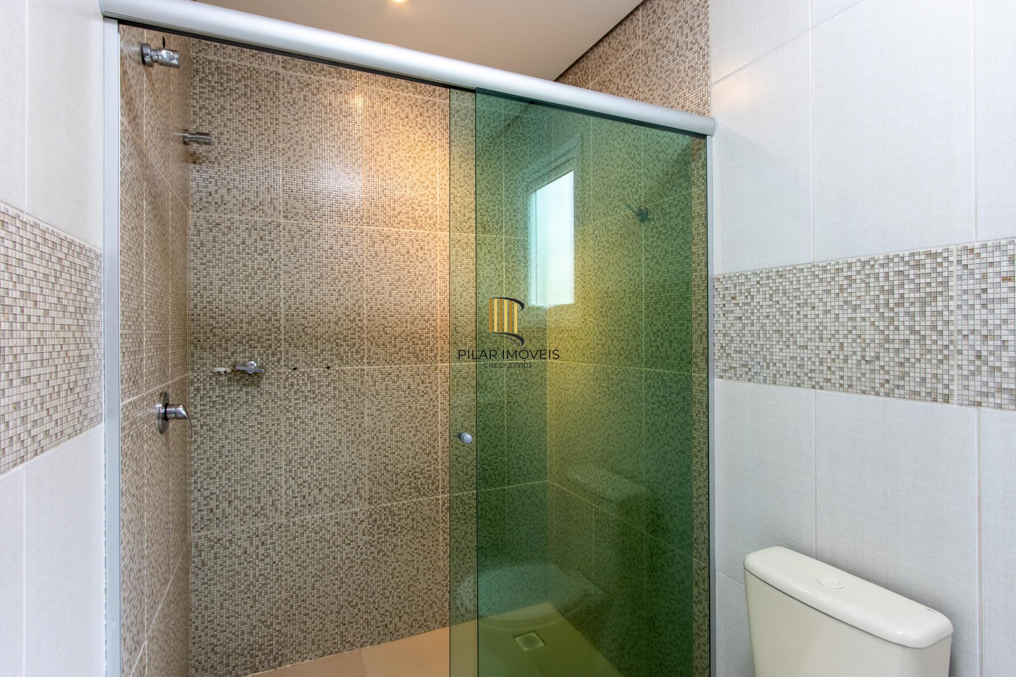 Casa de alvenaria, com 3 dormitórios, 1 suíte, living, cozinha, lavanderia, churrasqueira, banheiro social, pátio e 4 vagas de garagem.