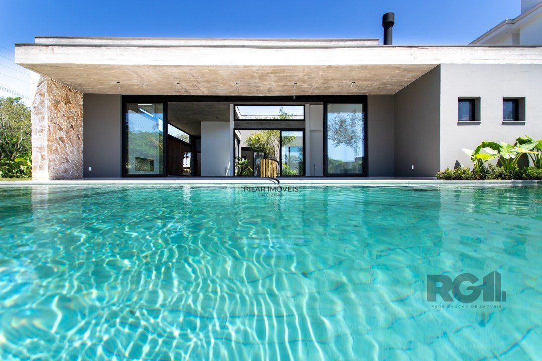 A Casa Le Mans, uma residência térrea de esquina com 389,48m2 de área coberta