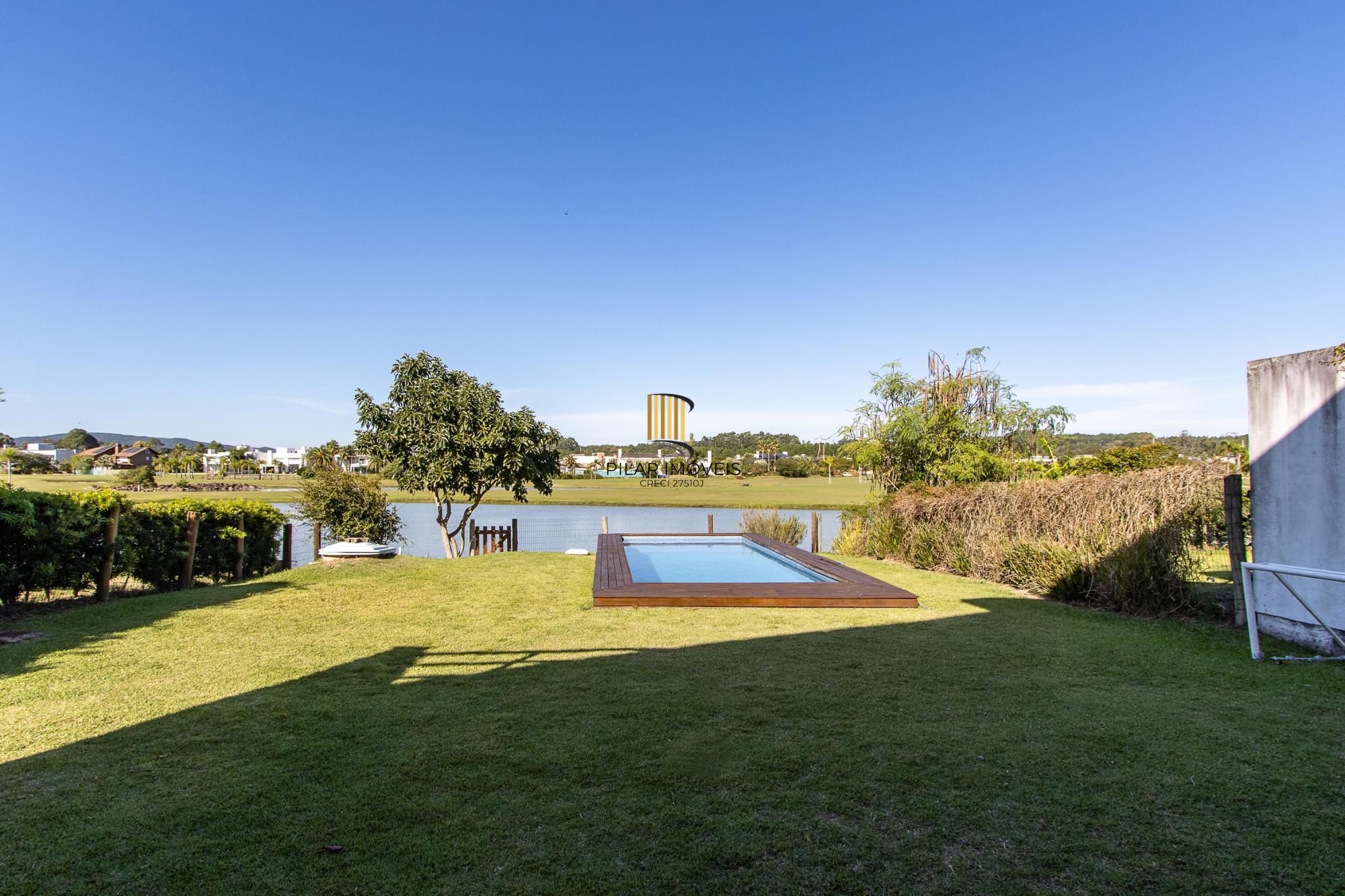 Casa no Condominio Terra Ville.  3 suites, com fundo para o lago.