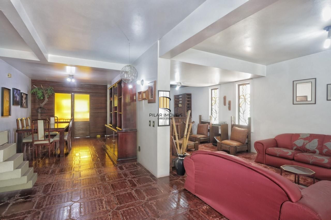 Casa com 300m², localizada na zona sul de Porto Alegre, com lareira, piscina e 3 vagas de garagem cobertas.