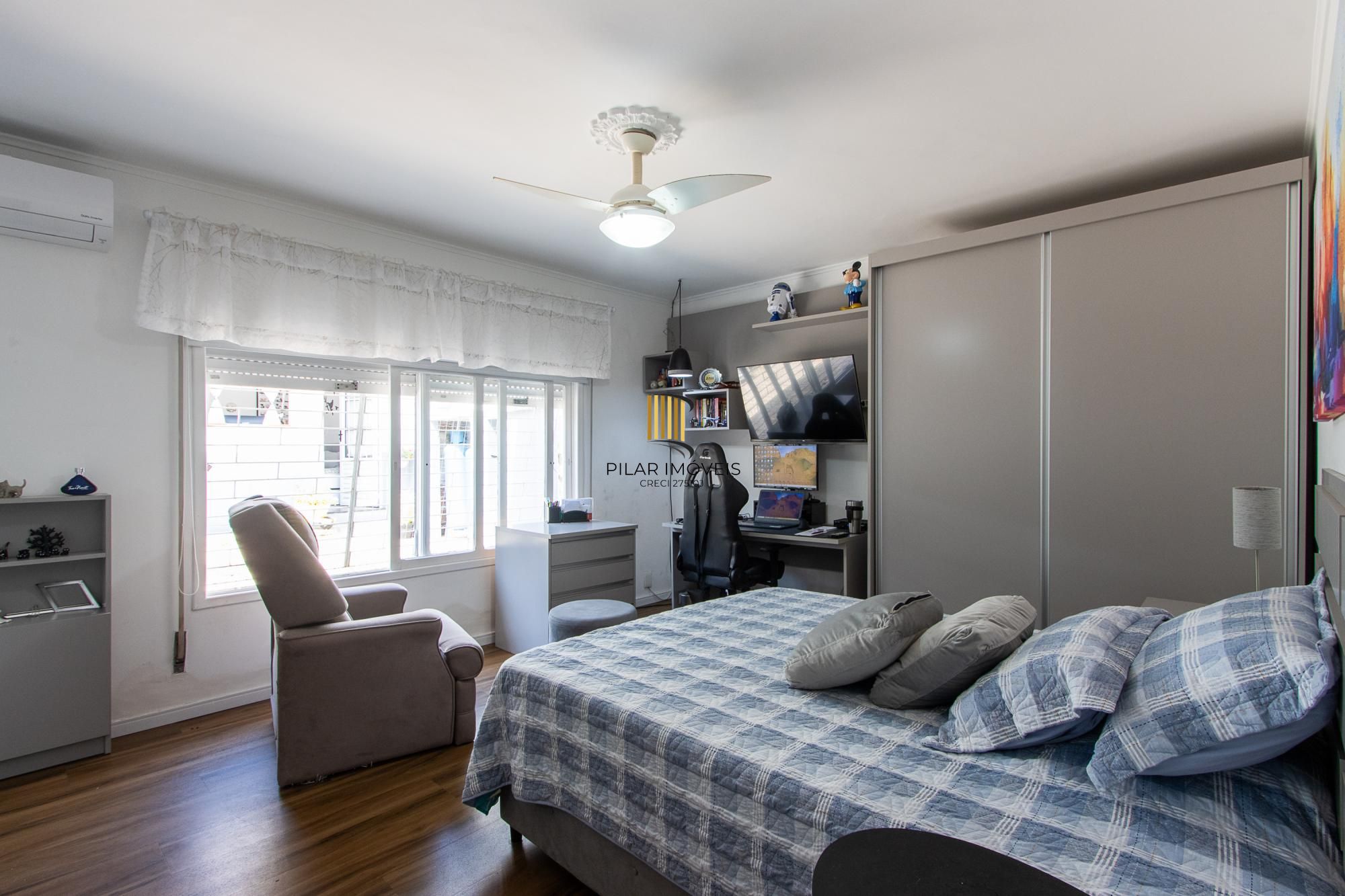 Linda casa totalmente reformada, 3 quartos (1 suite), 2 vagas cobertas - Bairro Nonoai