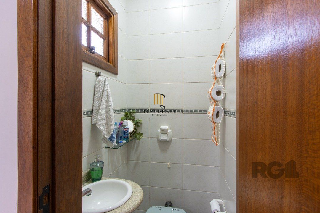 Casa de alvenaria, 3 quartos, 1 suíte, 4 banheiros e 5 vagas de garagem.