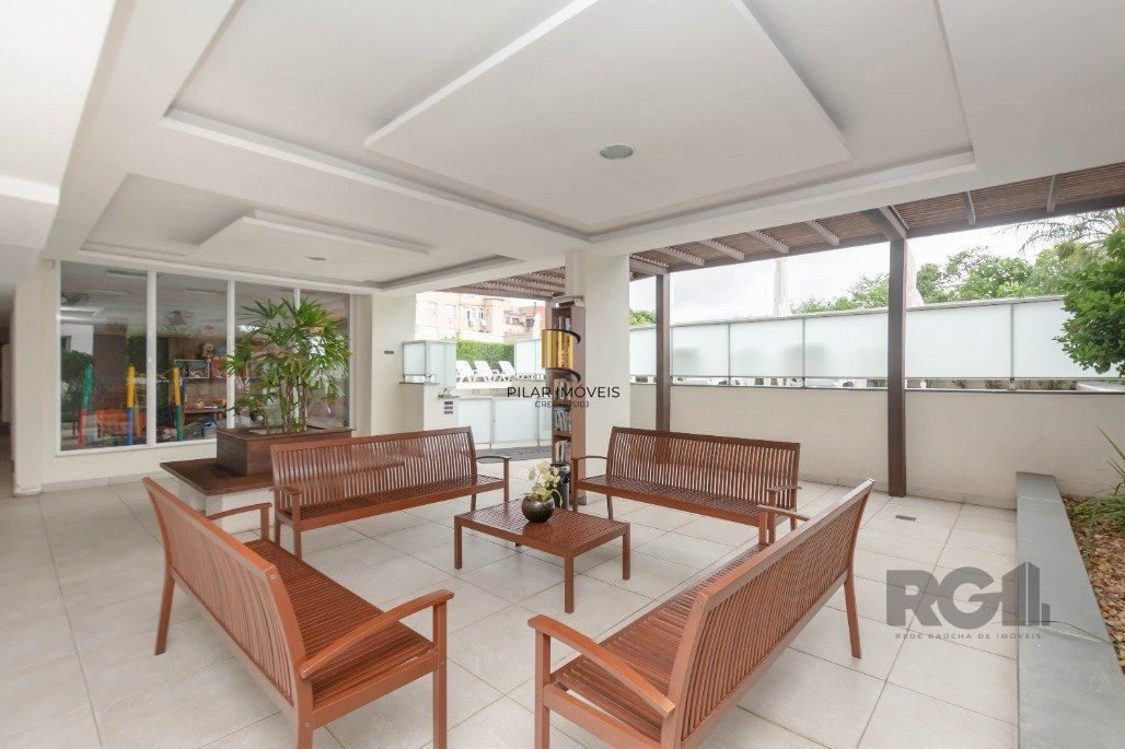 Apartamento andar alto que possui 2 dormitórios, sendo 1 súite, living para 2 ambientes, cozinha mobiliada, banheiro auxiliar