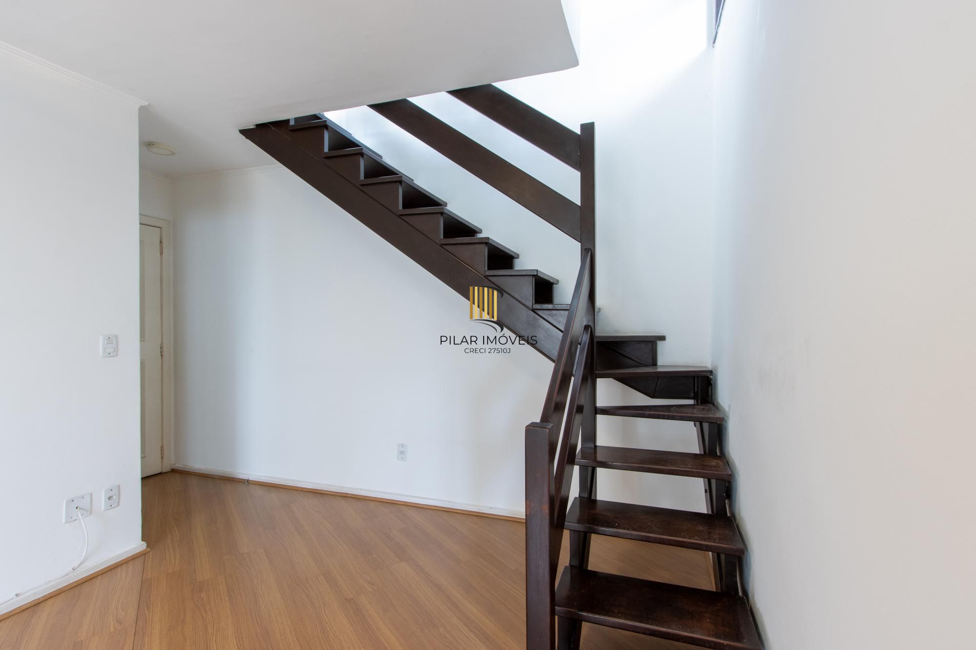 Cobertura com 137m², no Bairro Cristal, de 2 dormitórios, sento uma suíte, ampla sacada, churrasqueira, vista panorâmica, vaga coberta.