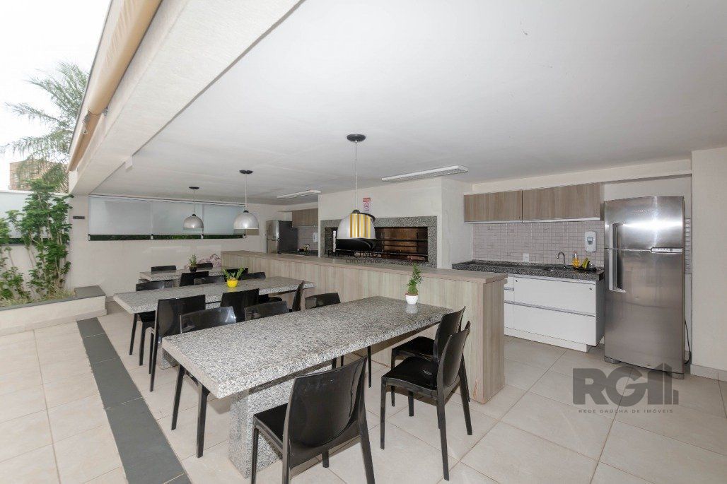 Apartamento andar alto que possui 2 dormitórios, sendo 1 súite, living para 2 ambientes, cozinha mobiliada, banheiro auxiliar