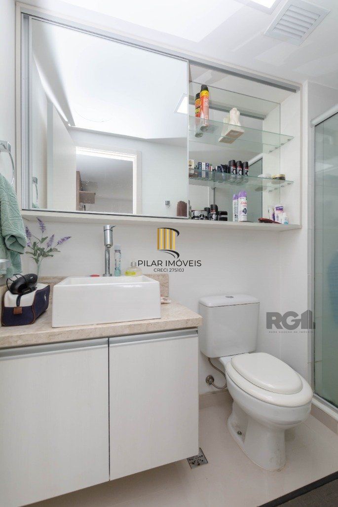 Apartamento andar alto que possui 2 dormitórios, sendo 1 súite, living para 2 ambientes, cozinha mobiliada, banheiro auxiliar