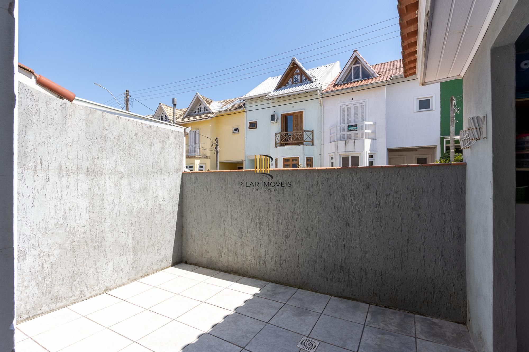 Casa de condomínio, de 3 dormitórios, 1 suíte e 2 vagas de garagem.