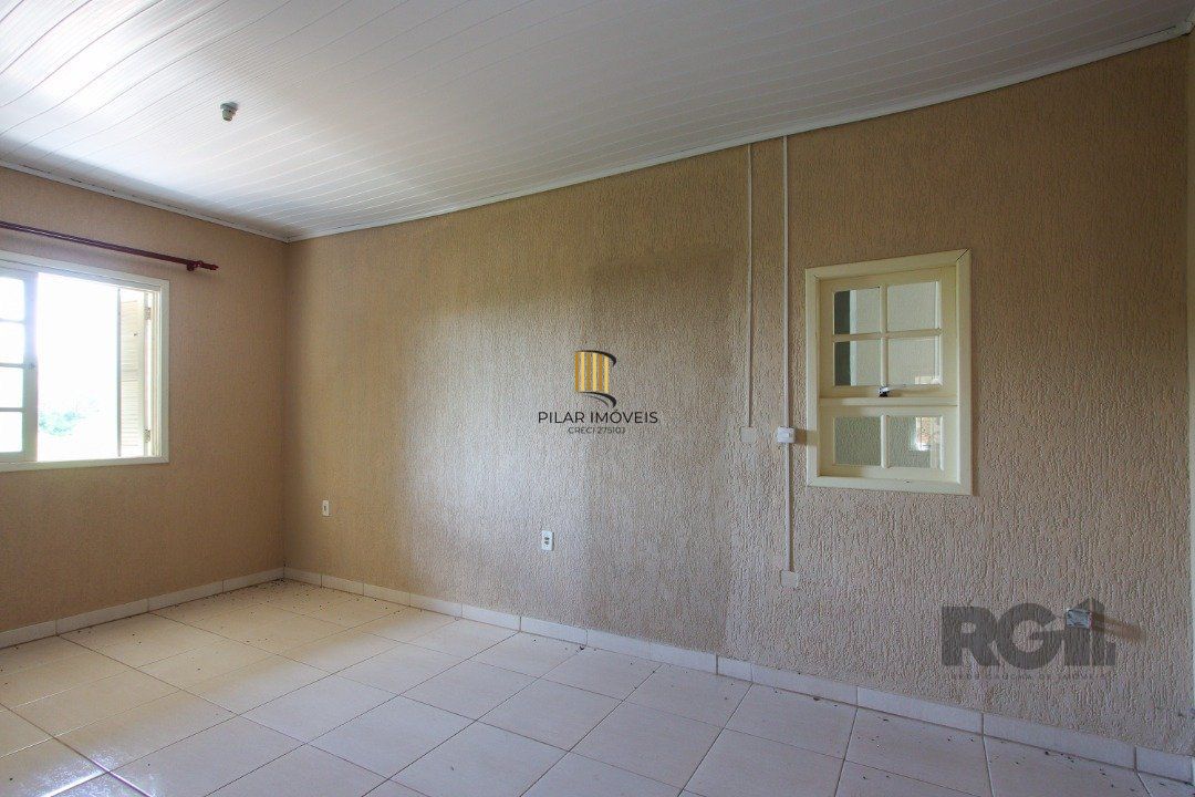 Casa com 109m² de área privativa, possui 02 dormitórios, living para 2 ambientes, cozinha, 2 banheiros