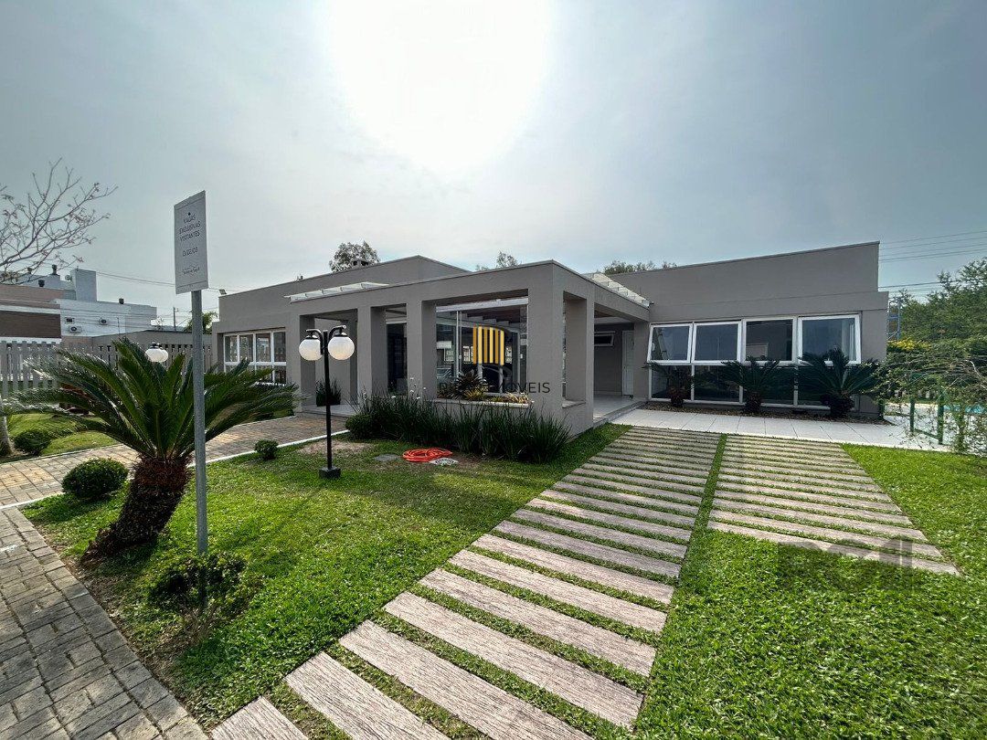 Casa em condominio com excelente padrão construtivo, possui 3 dormitórios, sendo 1 suíte máster com closet e sacada