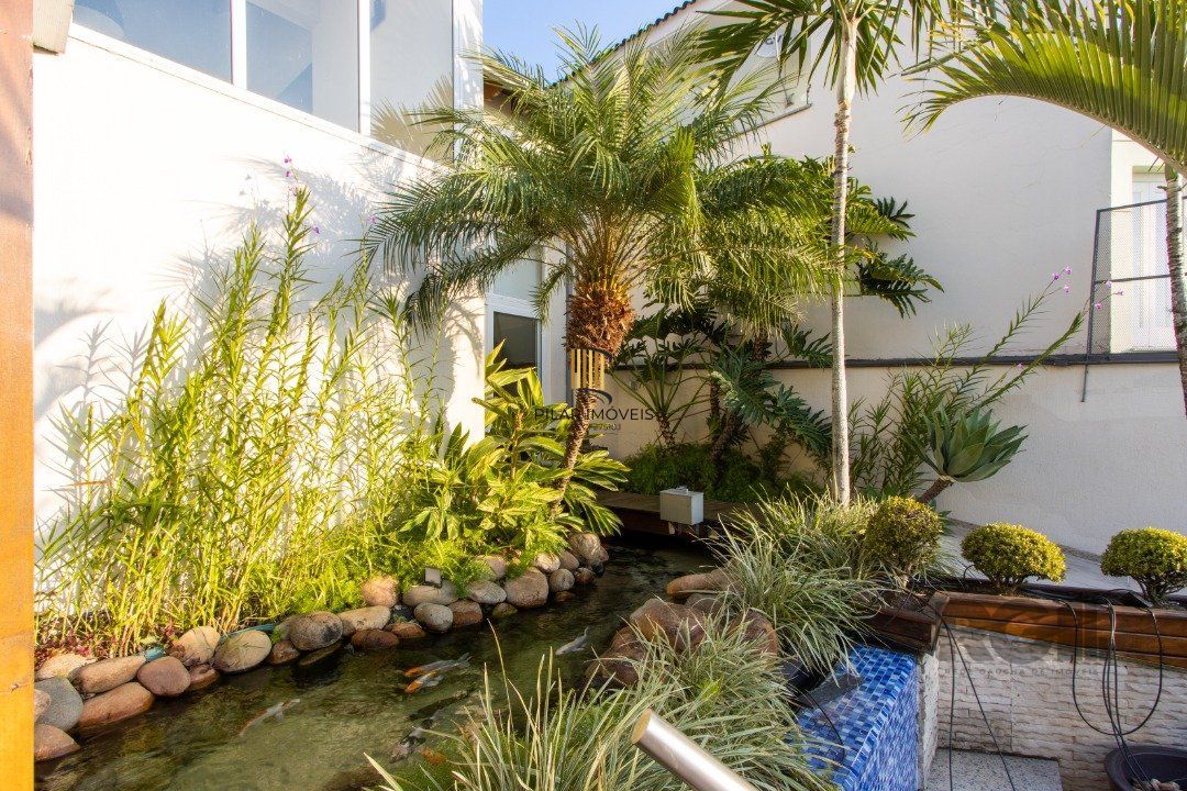 Casa com 5 suites com area privativa 714,00