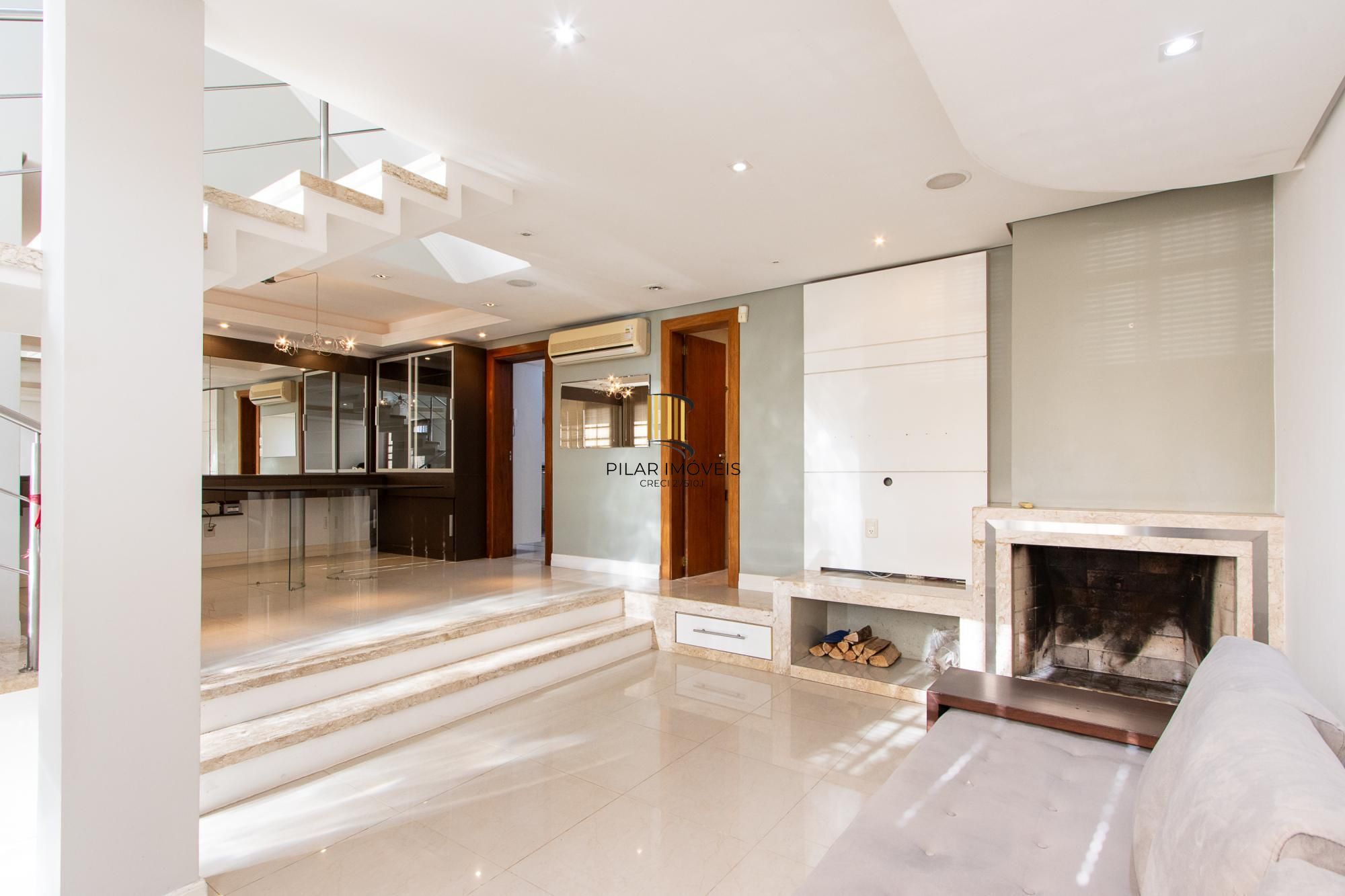 Excelente casa de 3 dormitórios, 1 suíte, pátio, piscina e vaga para 2 carros cobertas.