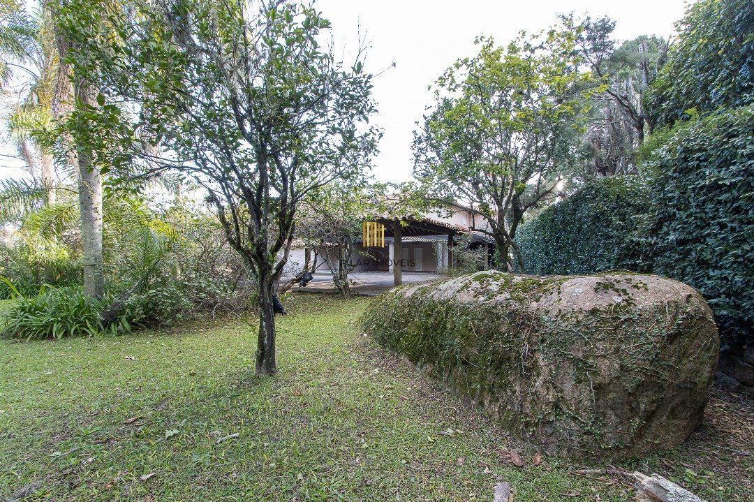 Casa Condomínio a Venda - 880m², 5 dormitórios, sendo 2 suítes, a master com lareira, 4 vagas - Cavalhada