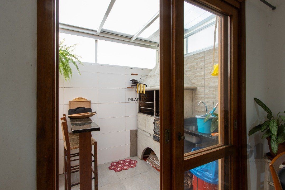 Excelente oportunidade de casa à venda em condomínio fechado no Reserva Guarujá, localizado na Avenida da Serraria em Porto Alegre.