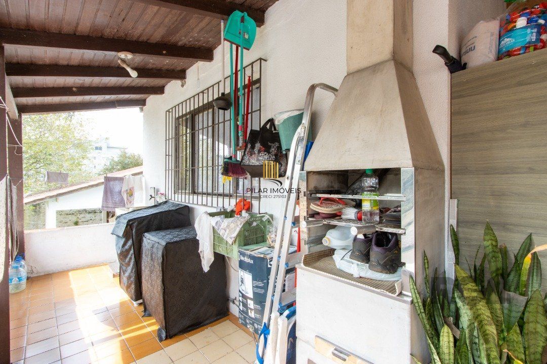 Casa 7 dormitórios no bairro Camaquã