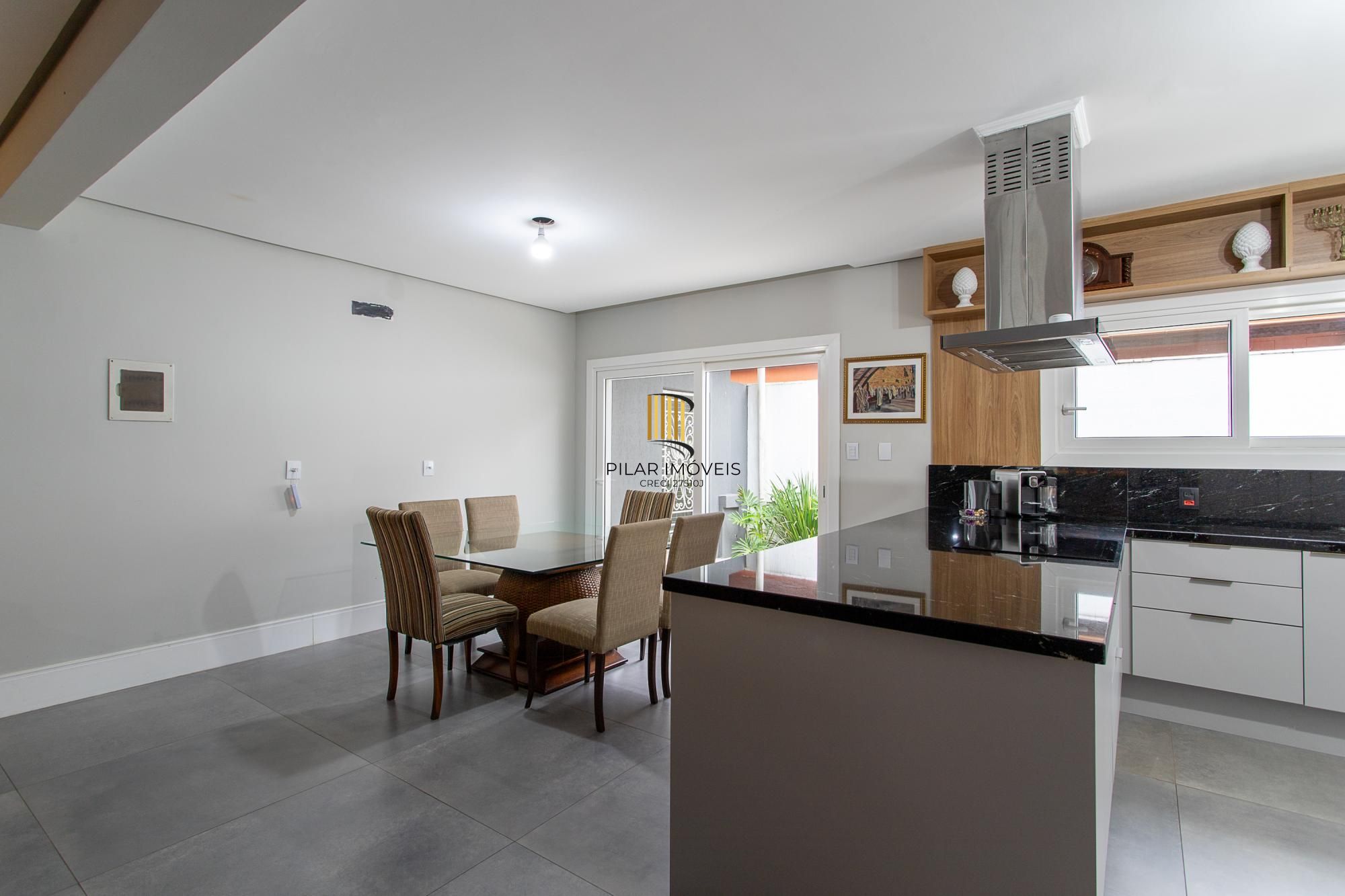 Casa térrea no Condominio Terra Ville, com patio e piscina.