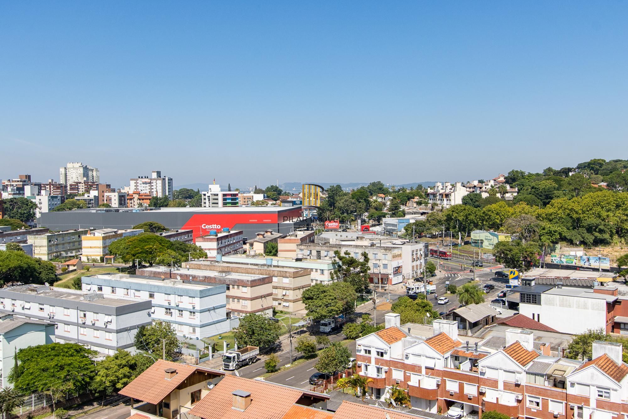 Cobertura de 3 dormitórios, 1 suíte e duas vagas de garagem no bairro Cristal.
