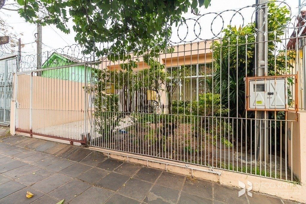Casa térrea à venda, com 2 suites, 3 banheiros, edicula, pátio, 2 vagas - Bairro Medianeira