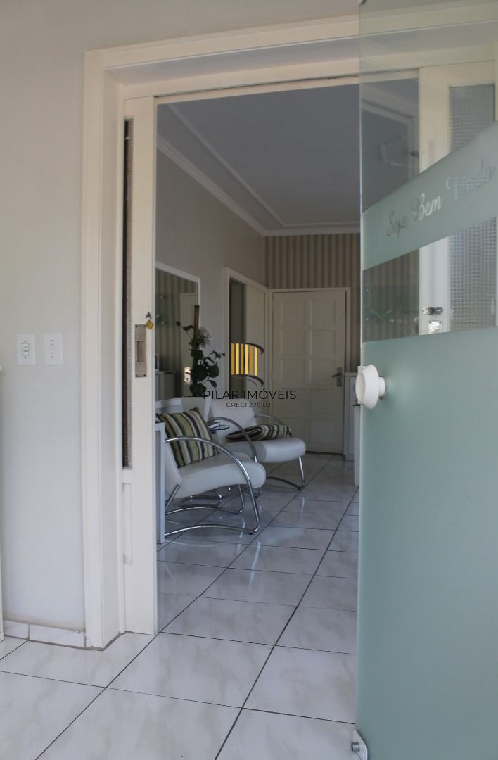 Casa para Venda - 221m², 3 dormitórios, sendo 1 suites, 4 vagas - Tristeza