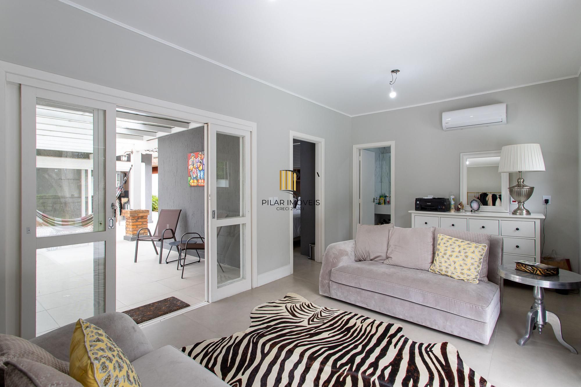 Casa térrea no Condominio Terra Ville, com patio e piscina.