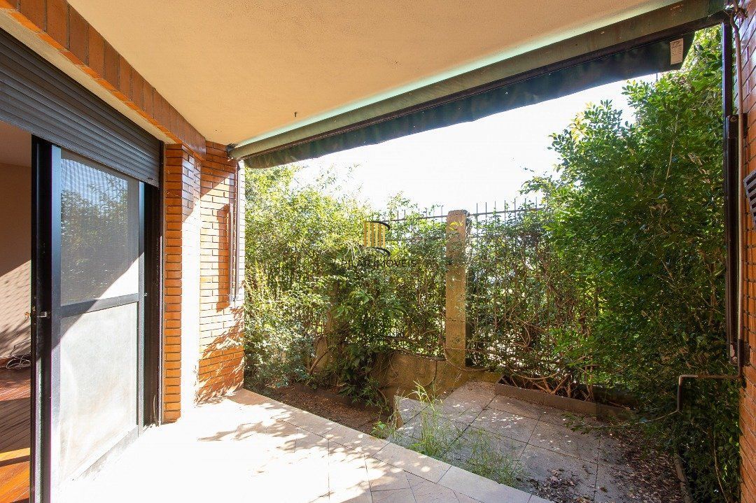 Excelente casa de 3 andares em condomínio fechado