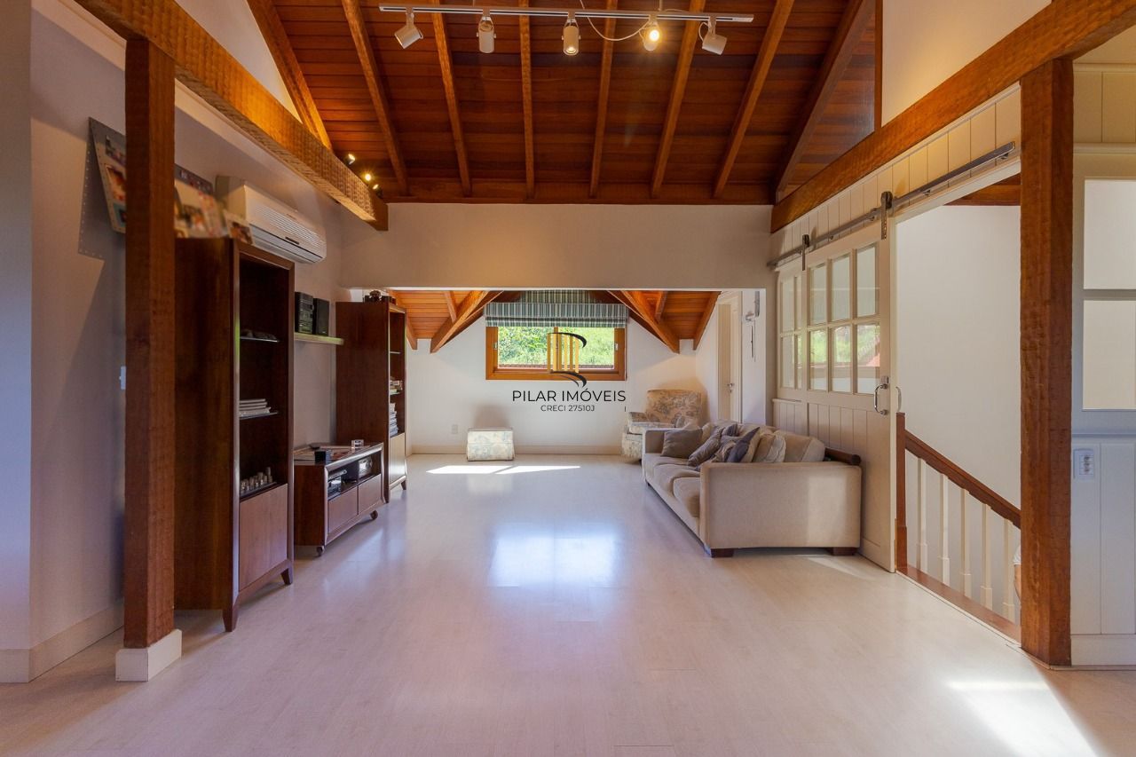 Casa em Condomínio com 487m² | 4 Dormitórios sendo 4 suítes, 3 vagas, no Bairro Três Figueiras, Porto Alegre