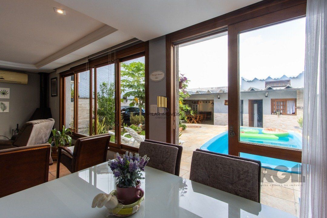 Casa 3 dormitórios no bairro Medianeira