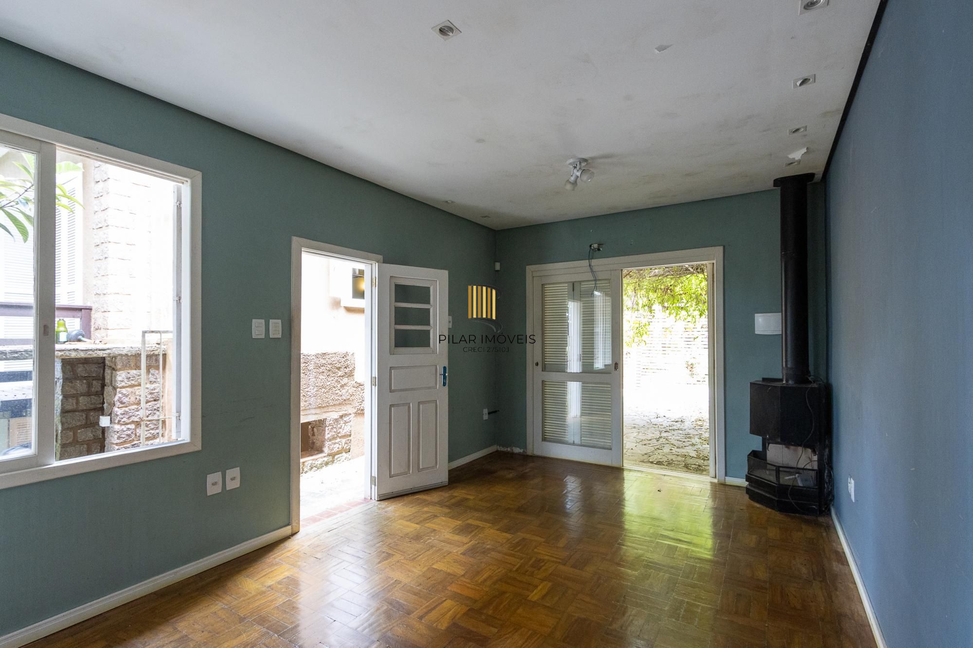 Bela casa térrea, 2 dormitórios e 1 suite - Parte alta do Bairro Espirito Santos