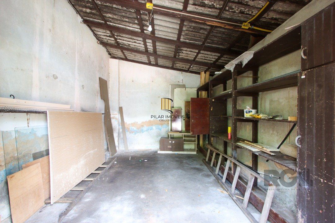 Casa mista com 4 dormitórios, 2 banheiros, 1 lavabo e 3 vagas a uma quadra da Av. Guaíba