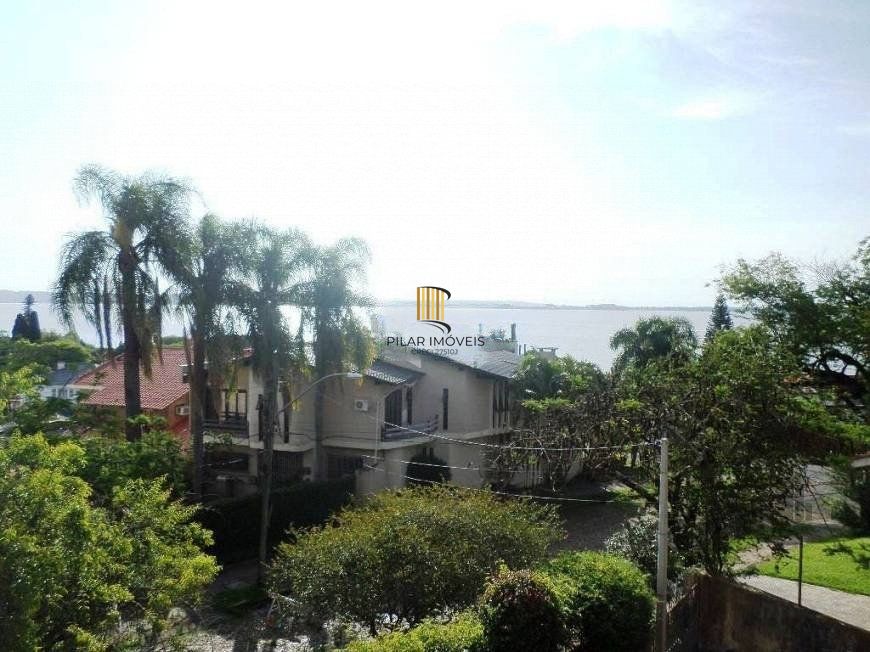 residência com vista panorâmica espetacular para o Guaíba em todos os cômodos da casa, hall de entrada, gabinete, lavabo, living para três ambientes com sacada e vista