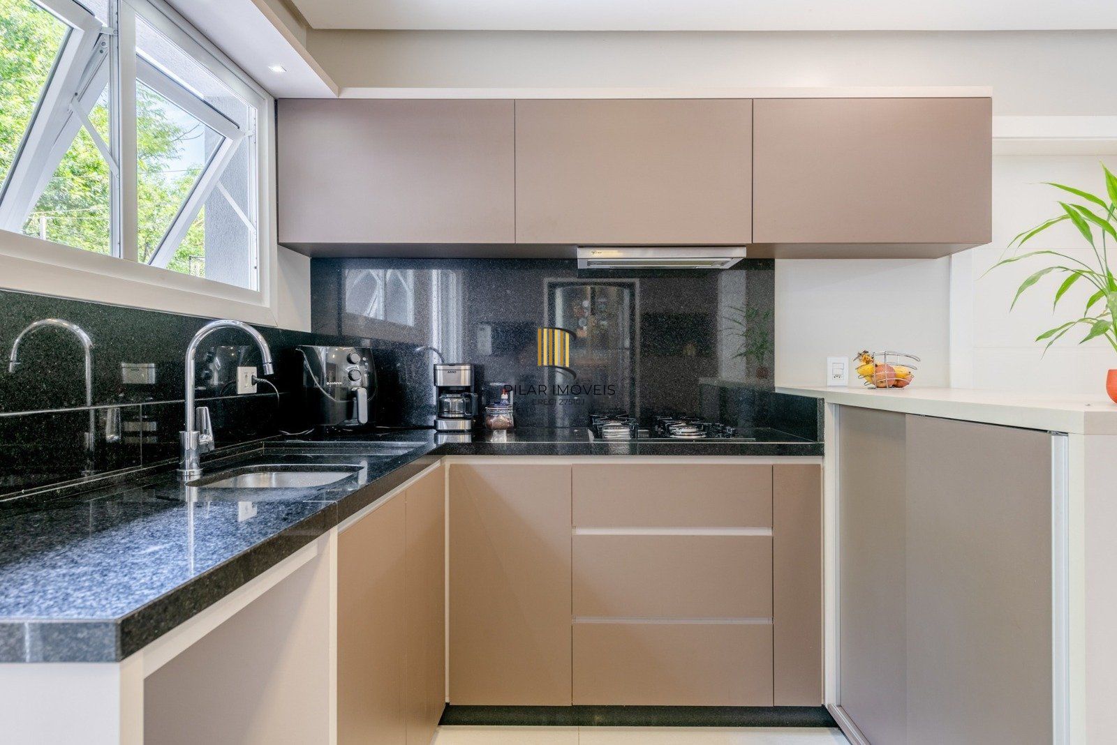 Casa em Condomínio com 228m² e 3 dormitórios, 1 suíte, 3 vagas no bairro Sarandi