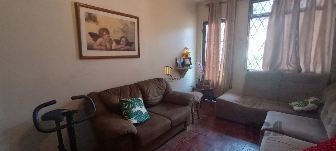 Casa de 3 dormitórios com piscina no Bairro Cristal.