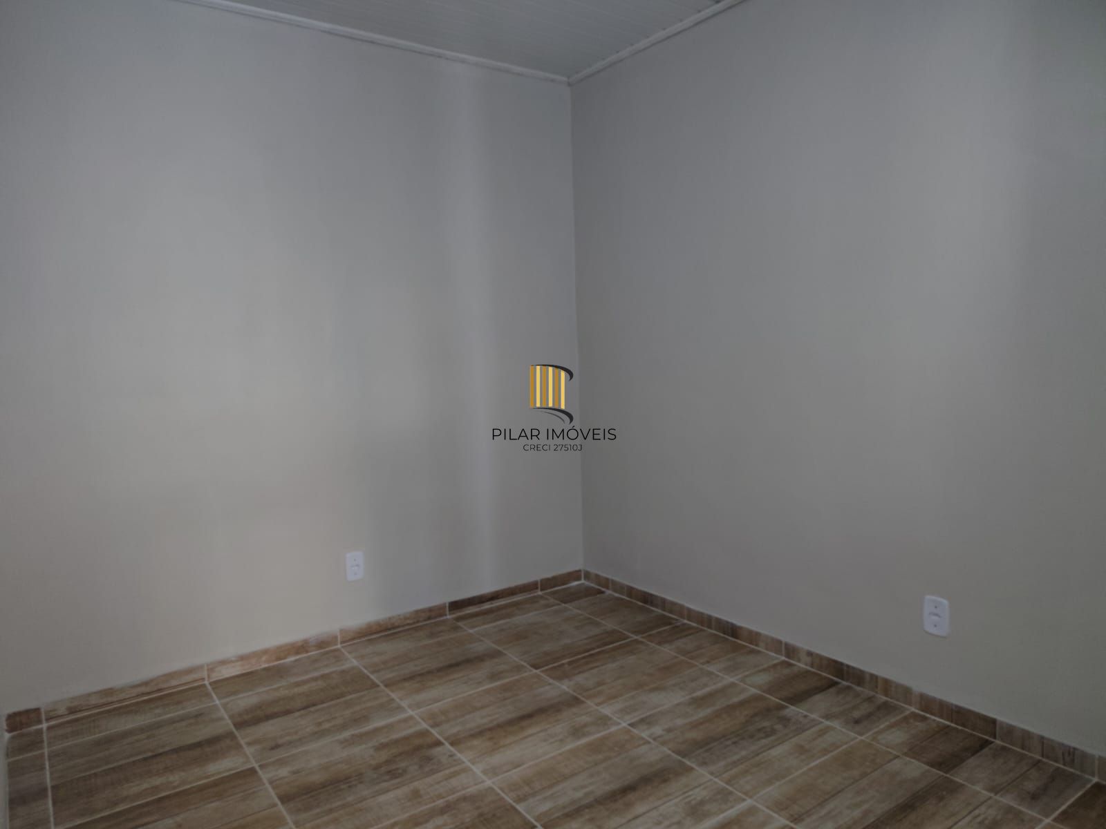 Casa de alvenaria, com 3 quartos, 1 suíte e 3 vagas de garagem.