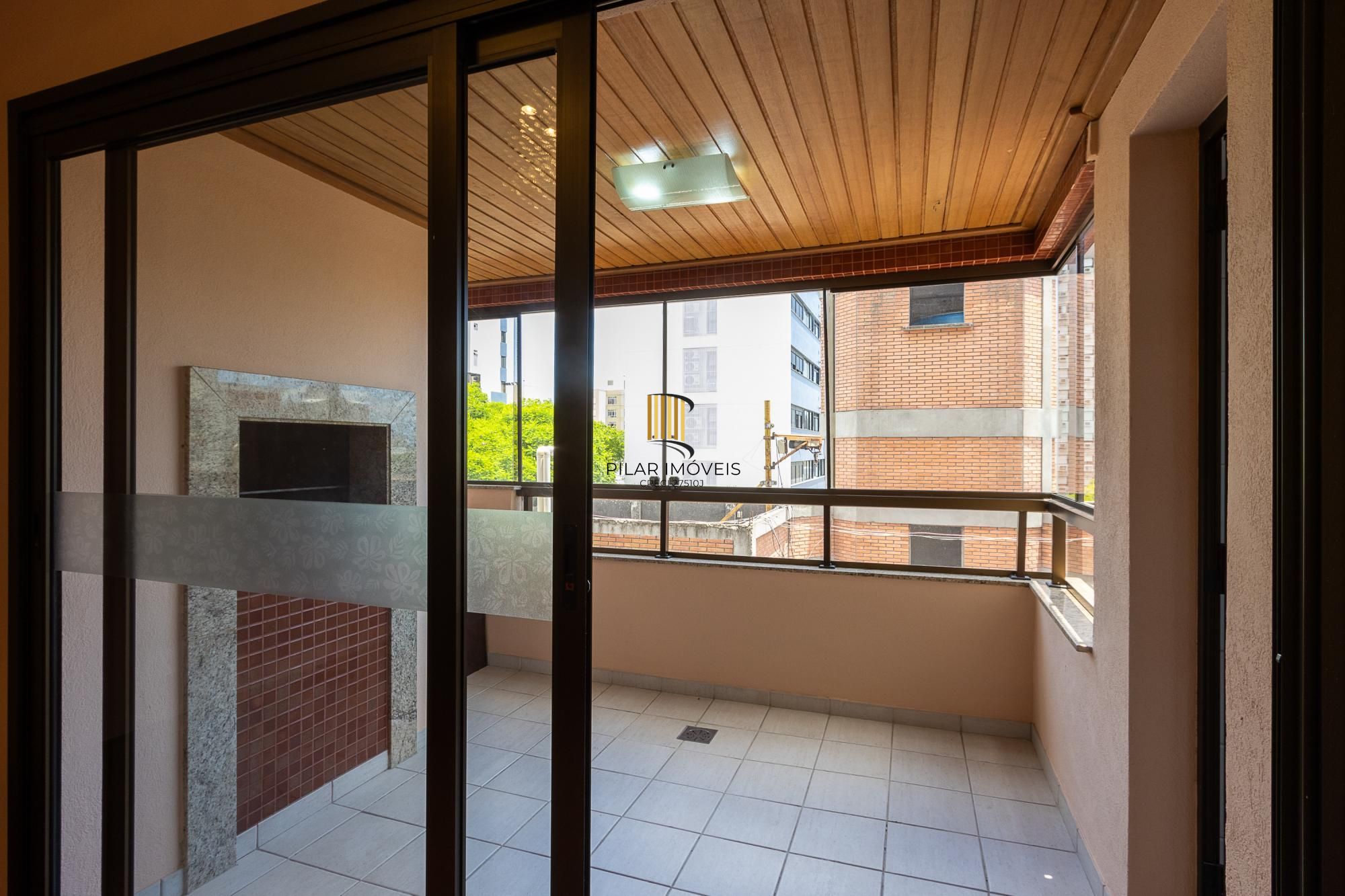 Apartamento 3 quartos, 1 suite, dependência, sacada com churrasqueira, 2 vagas - Bairro Menino Deus