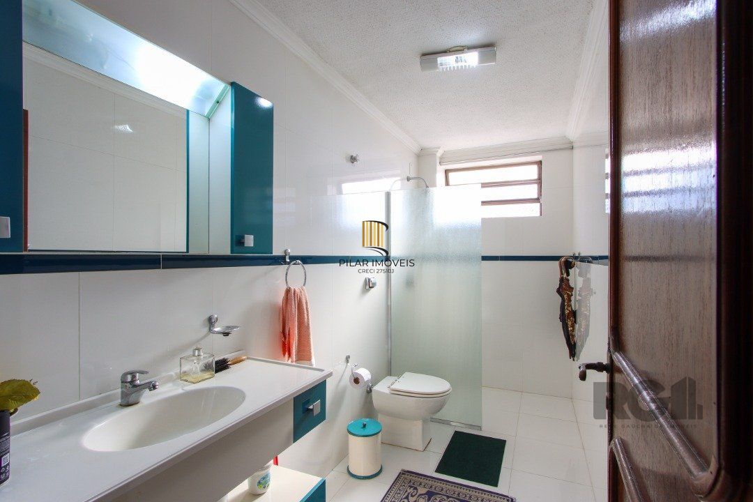 Casa a venda com 03 dormitórios, living 03 ambientes com vista para o Rio.