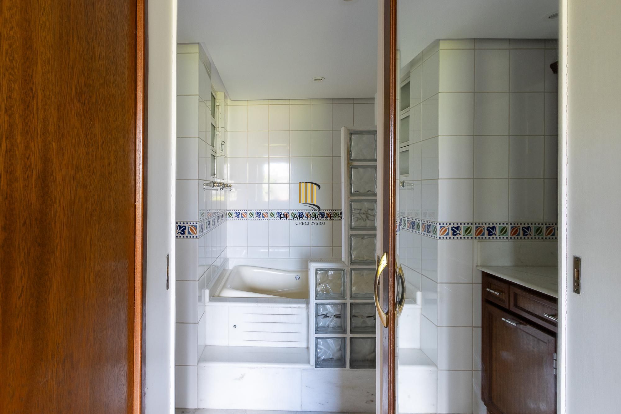 Apartamento amplo e bem localizado no Menino Deus!!